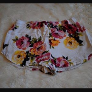 Pac sun Kendall and Kylie floral shorts❤️